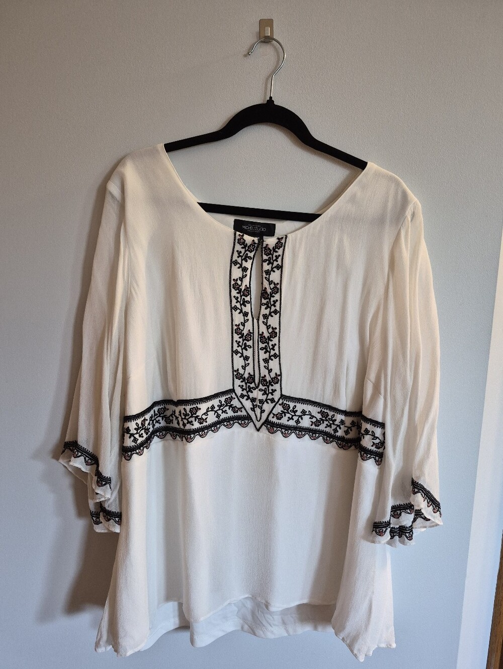 Michel Studio Plus Size White Blouse With Emrboidery & Keyhole Front Size 24